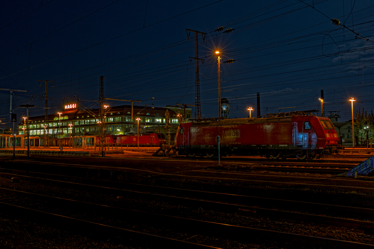 Im Vordergrund steht die 185 090-8,dahinter 185 078-3 mit unbekannter Schwestermaschine vor einem Zuckerrübenzug aus der Schweiz im Bf Singen(Hohentwiel).Bild vom 8.9.2014