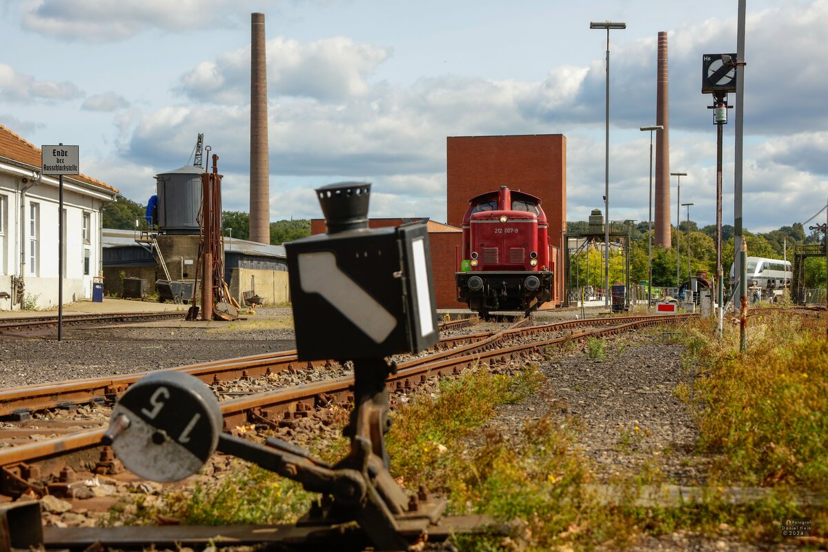 Im Vordergrund die Weiche15 ist gestellt für DB 212 007-9, im Eisenbahnmuseum Bochum Dahlhausen, September 2024.