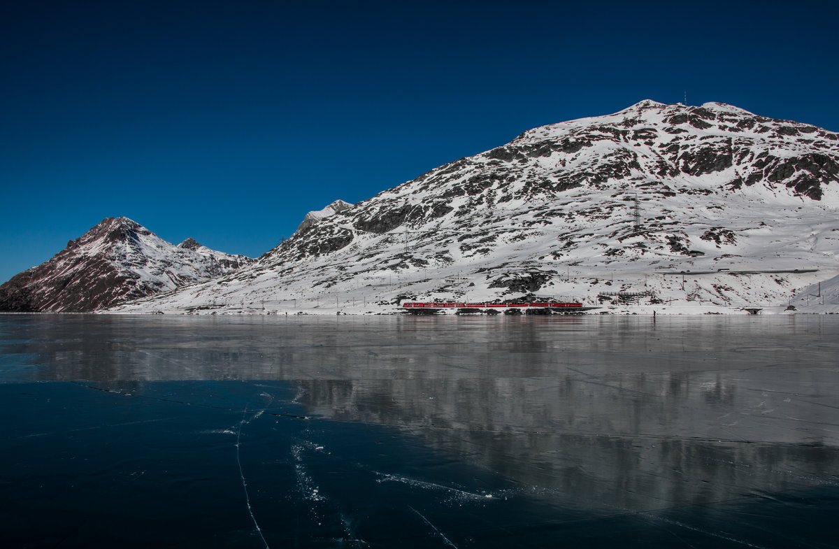 Im wahrsten Sinne des Wortes die  kleine Rote . Hier schlängelt sich der Regio, geführt von einem Allegra, von Tirano entlang des Lago Bianco nach St. Moritz. 14.12.2016