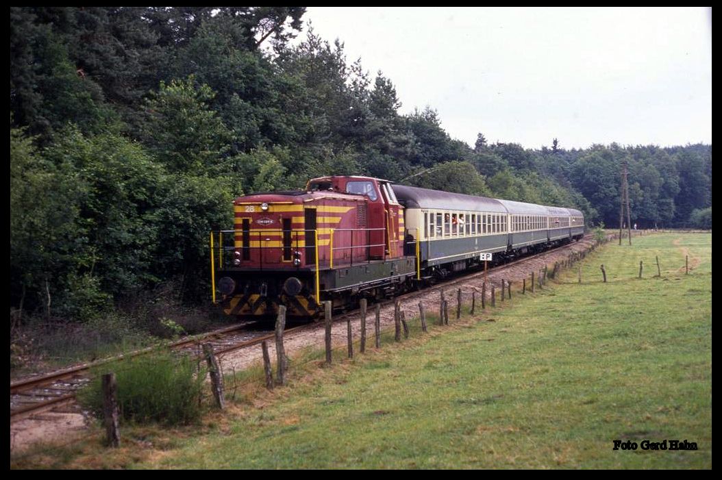 Im Wald bei Lotte - Halen war am 2.7.1989 um 12.40 Uhr die RVM Lok 28 mit einem Sonderzug auf der Tecklenburger Nordbahn in Richtung Mettingen - Rheine Nord unterwegs.