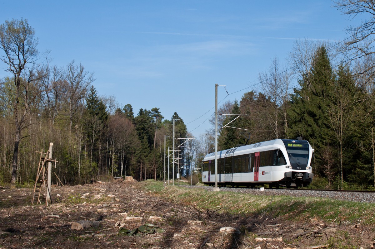 Im Wald zwischen Lengwil und Siegershausen wurde vor einiger Zeit grosszügig abgeholzt.
Die entstandene Freifläche dient nun nicht nur dem Jäger, sondern auch dem Fotografen als neuer Ansitzplatz. 
Hier habe ich das neue Motiv mit RABe 526 729, unterwegs als HVZ-Zusatzzug S14 25865 (Konstanz > Weinfelden) erstmals umgesetzt.
11. April 2014