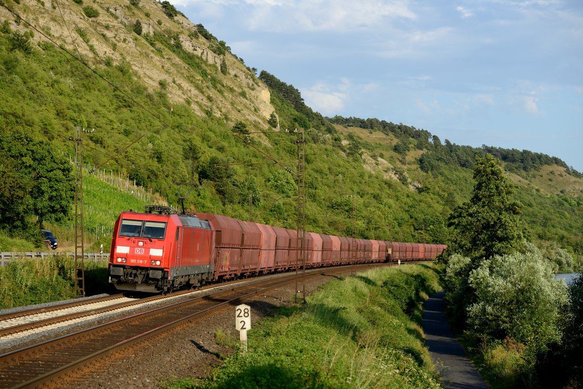 Im warmen Abendlicht des 03. August 2013 gelang dann noch zum Tagesabschluss diese Aufnahme mit 185 316 und ihrem GM 47928 von Linz Stahlwerke nach Neuss.
