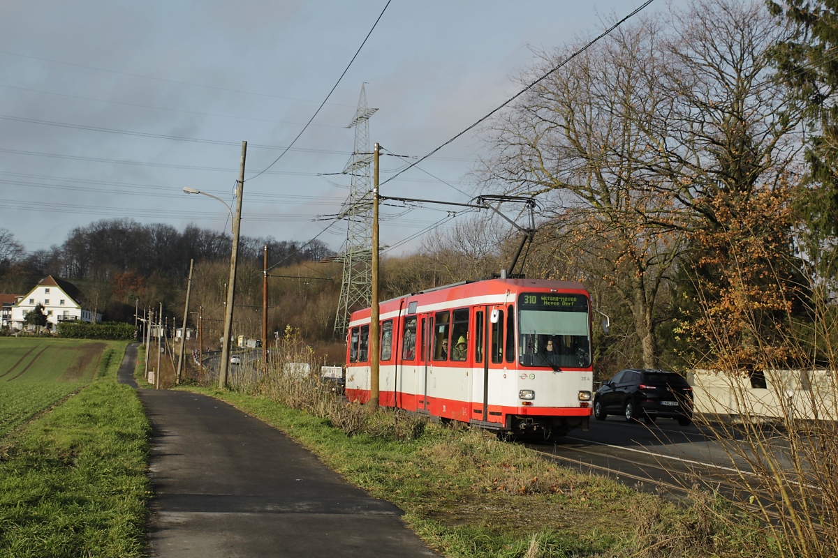 Im warmen Licht der Nachmittagssonne fährt der M6S 311 am 10.12.2019 bei Crengeldanz in Richtung Heven Dorf