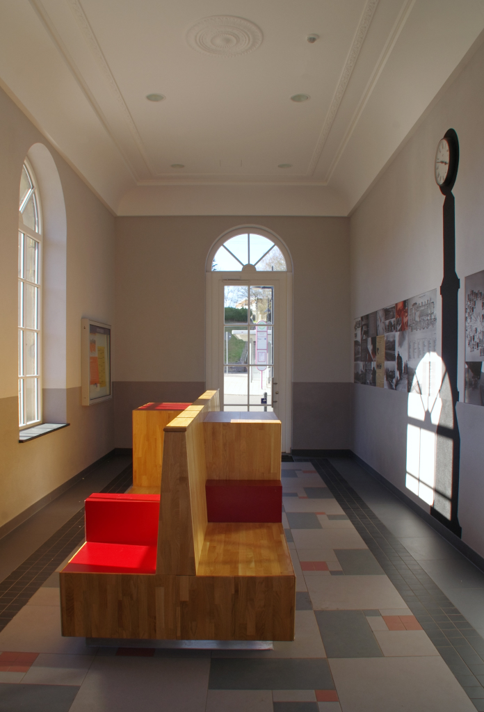 Im Wartesaal zum großen Glück........so lautet ein Schlager aus den 1950er Jahren.
Ob es hier zum kleinem Glück reicht? Jedenfalls ist dieser Warteraum im Bahnhof von Neubrücke Nahe eine nähere Betrachtung wert. Hoffentlich bliebt uns dieses Kleinod noch lange erhalten. 20.03.2014