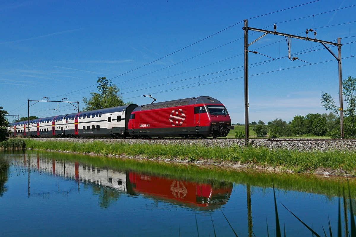 Im Wasser des 'Bdli' von Riedt bei Erlen spiegelt sich Re 460 051-6 mit dem IC 811 von Brig nach Romanshorn (01.06.2019).