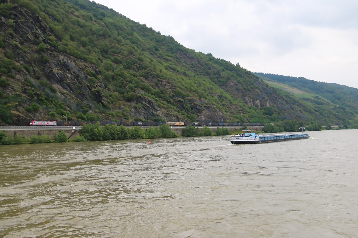 Im weiteren Verlauf der Schifffahrt nach Koblenz fuhr noch die Crossrail 185 591-5 mit Containerzug gen Norden vor die Linse. Aufgenommen am 13.07.2014.