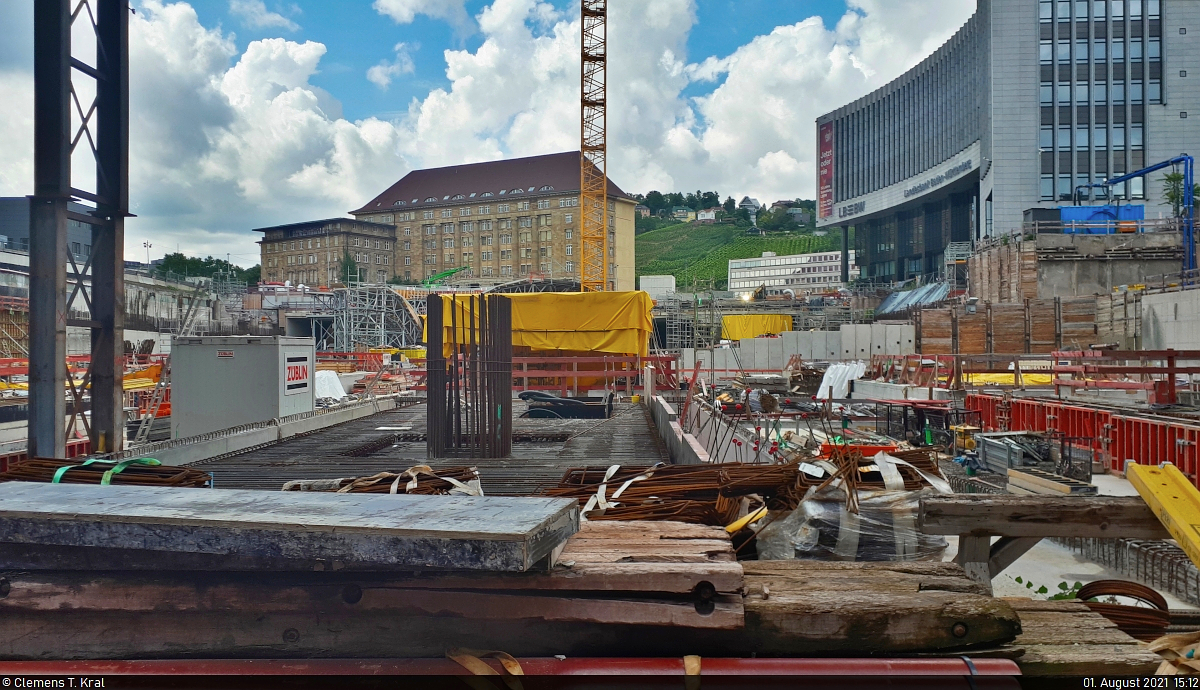 Im westlichen Teil des neuen achtgleisigen Stuttgarter Hauptbahnhofs sieht alles noch ziemlich offen aus. Der Tunnelbau gestaltete sich besonders unter dem Gebäude der ehemaligen Bahndirektion (Hintergrund) heikel. Teilweise liegen nur 1,5 Meter dazwischen.
Aufgenommen im Rahmen einer Baustellenführung des InfoTurmStuttgart (ITS).

🕓 1.8.2021 | 15:12 Uhr

(Smartphone-Aufnahme)