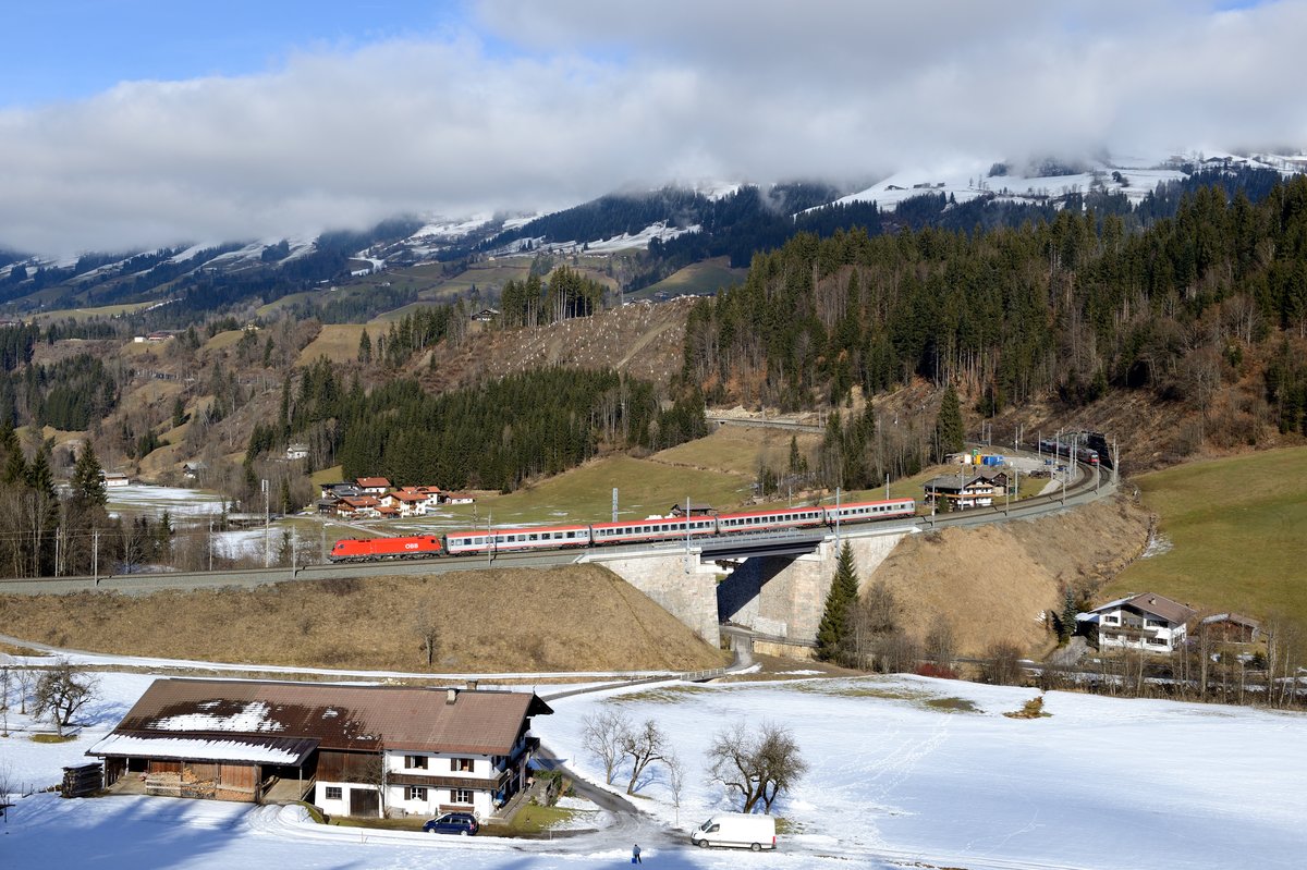 Im Windauer Bogen lag am 08. Februar 2014 nur noch wenig Schnee. Der IC 542 sollte hier auf seiner Fahrt von Wien Westbahnhof nach Innsbruck abgelichtet werden. Als er dann von Windau im Brixental heruntergefahren kam, war ich doch etwas erstaunt, dass der Zug nur aus vier Reisezugwagen bestand. Geführt wurde er von 1016.010.