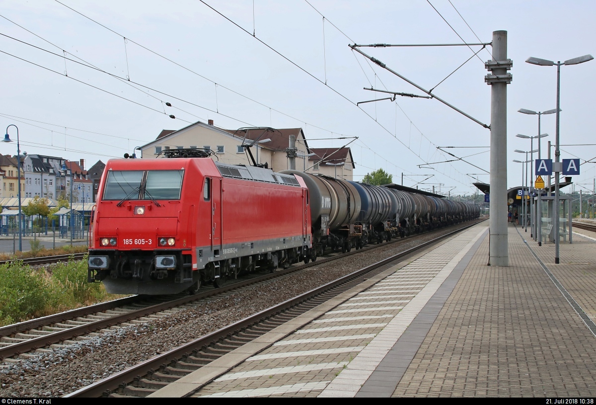 Im Windschatten eines ICE verlässt ein Kesselzug mit 185 605-3 der RheinCargo GmbH & Co. KG den Bahnhof Bitterfeld auf Gleis 2 in nördlicher Richtung.
[21.7.2018 | 10:38 Uhr]