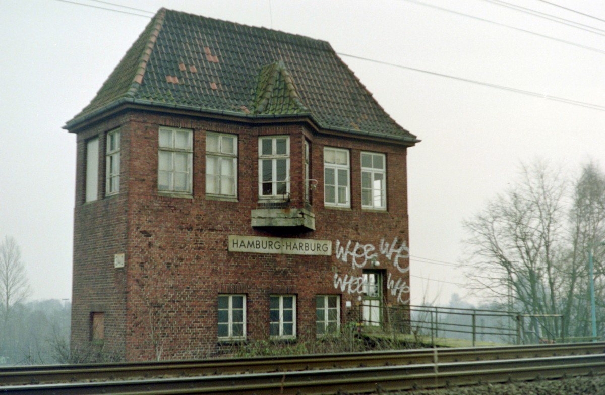 Im Winkel der Strecken von/nach Hannover und Bremen stand das Stellwerk  Hga  (Harburg Gabelung), das nach seiner Auerbetriebnahme (Mrz 1965) noch 26 Jahre lang als  Posten 340  diente. Zum Aufnahmezeitpunkt am 29.02.1992 war es bereits verlassen, rund drei Jahre spter erfolgte der Abriss.