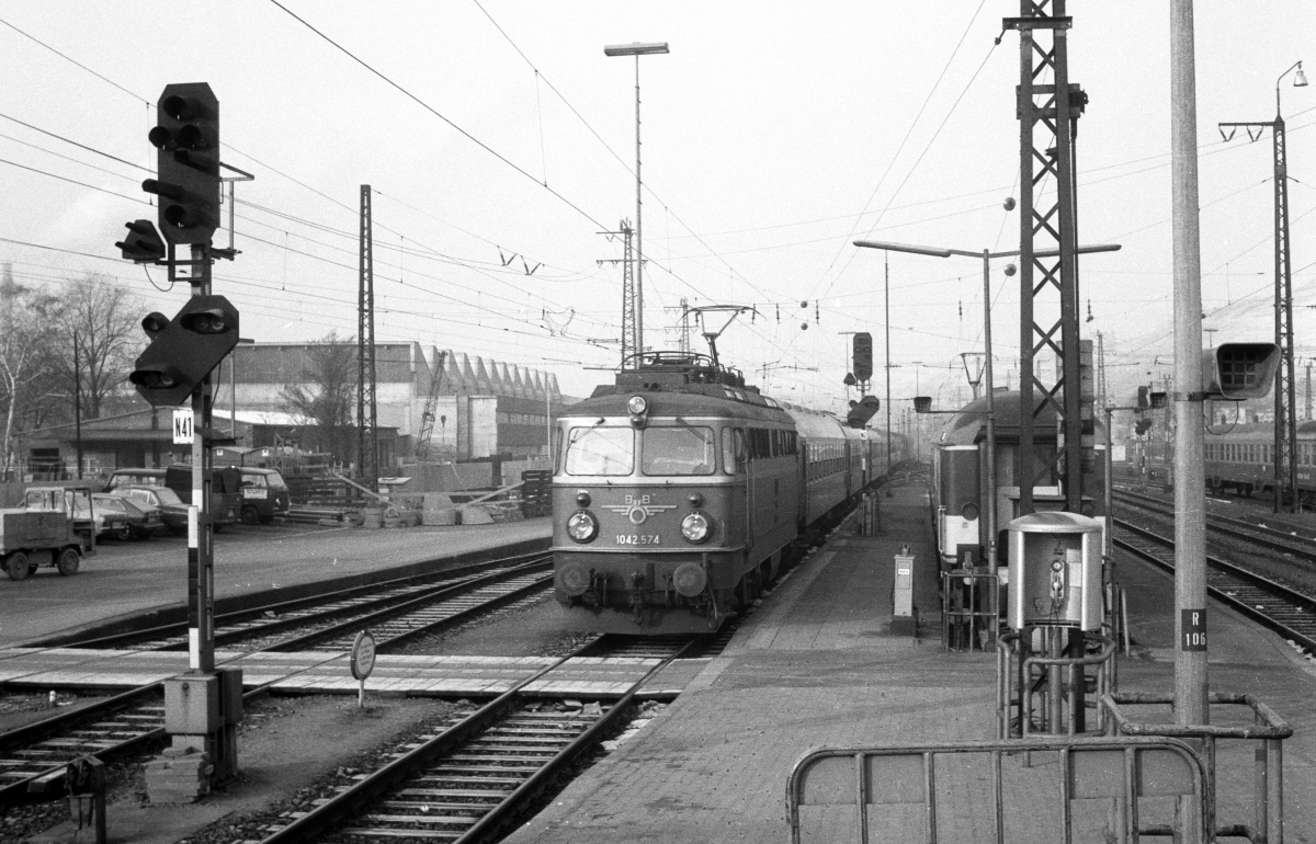 Im Winterfahrplan 1977/78 kamen BB-Loks der Baureihe 1042 noch bis Frankfurt/Main. Zurck ging es mit D 251 Frankfurt - Praha, den die 1042.574 im Februar 1978 bis Nrnberg bespannte, hier bei der Einfahrt in Wrzburg Hbf.