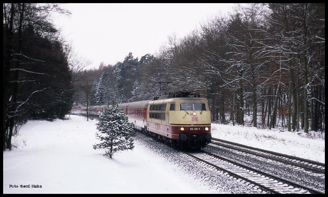 Im Winterwald bei Ostercappeln Haren war am 21.1.1996 die 103128 mit dem IC 526 nach Hamburg um 13.55 Uhr im Wiehengebirge unterwegs. 