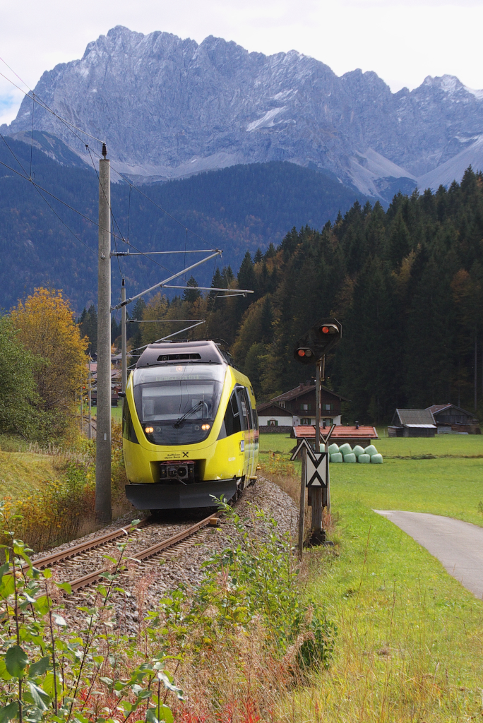 Im Wochenumlauf vom 05.10.2015 bis 10.10.2015 war ein ÖBB Werbetalent auf der Mittenwaldbahn anzutreffen. 4024 088-9 trägt Werbung für die Raiffeisenbank. Außergewöhnlich ist, dass der Werbetalent nur auf einer Stirnseite das ÖBB Emblem trägt, auf der anderen Stirnseite trägt er das Raiffeisenlogo. Der Triebwagen ist auf der Relation Innsbruck - Mittenwald - Garmisch-Partenkirchen unterwegs und hat gerade den Bahnhof von Klais verlassen. Bahnstrecke 5504 München Hbf. - Mittenwald Grenze am 05.10.2015 