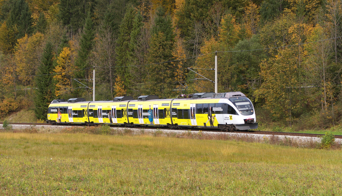 Im Wochenumlauf vom 05.10.2015 bis 10.10.2015 war ein ÖBB Werbetalent auf der Mittenwaldbahn anzutreffen. 4024 088-9 trägt Werbung für die Raiffeisenbank. Außergewöhnlich ist, dass der Werbetalent nur auf einer Stirnseite das ÖBB Emblem trägt, auf der anderen Stirnseite trägt er das Raiffeisenlogo. Der Triebwagen ist auf der Relation Garmisch-Partenkirchen - Mittenwald - Innsbruck unterwegs und wird gleich in den Bahnhof von Klais einfahren. Bahnstrecke 5504 München Hbf. - Mittenwald Grenze am 05.10.2015 - Und noch einen kleinen Tipp für Jeanny und Hans, auch der späte Vogel kann noch einen Wurm fangen: :-))