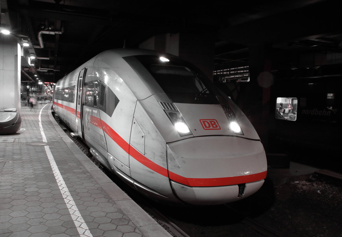 Im wohl häßlichsten Teil des Hamburger Hauptbahnhofs kommt das neue Flaggschiff der Deutschen Bahn zum stehen. Unterwegs war Tz 9005 als ICE 786 (München Hbf - Hamburg Altona). 

Hamburg Hbf, 23. Februar 2016 