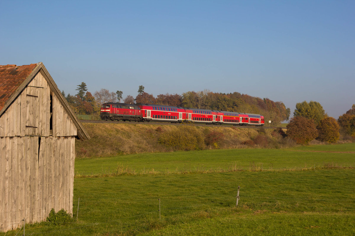 Im wunderschönen Herbstpanorama schiebt 218 454-7 ihren IRE nach Ulm. 30.10.16