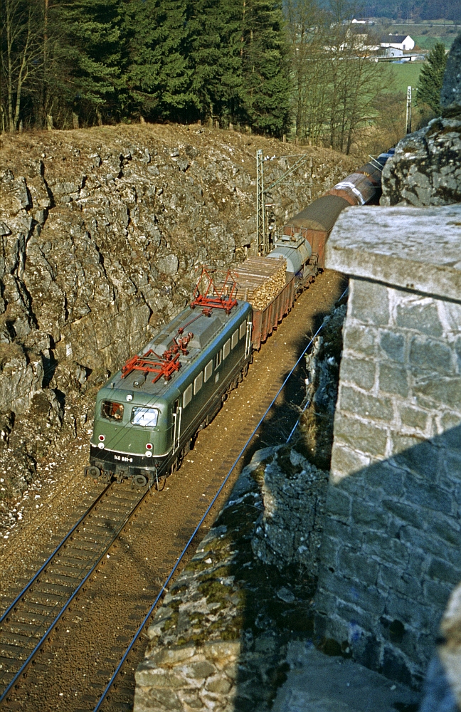 Im  zarten Alter  von 5 Jahren zeigt sich hier 140 861 vor einem gemischten Gterzug im Einschnitt zwischen Treuchtlingen und Mhren am 12.5.1978. Ohne das genaue Abnahmedatum der Lok, die zur bis 1973 ausgelieferten letzten Bauserie der 140 gehren msste, zu kennen drfte sie zum Zeitpunkt der Aufnahme erst ungefhr 5 Jahre alt gewesen sein. 