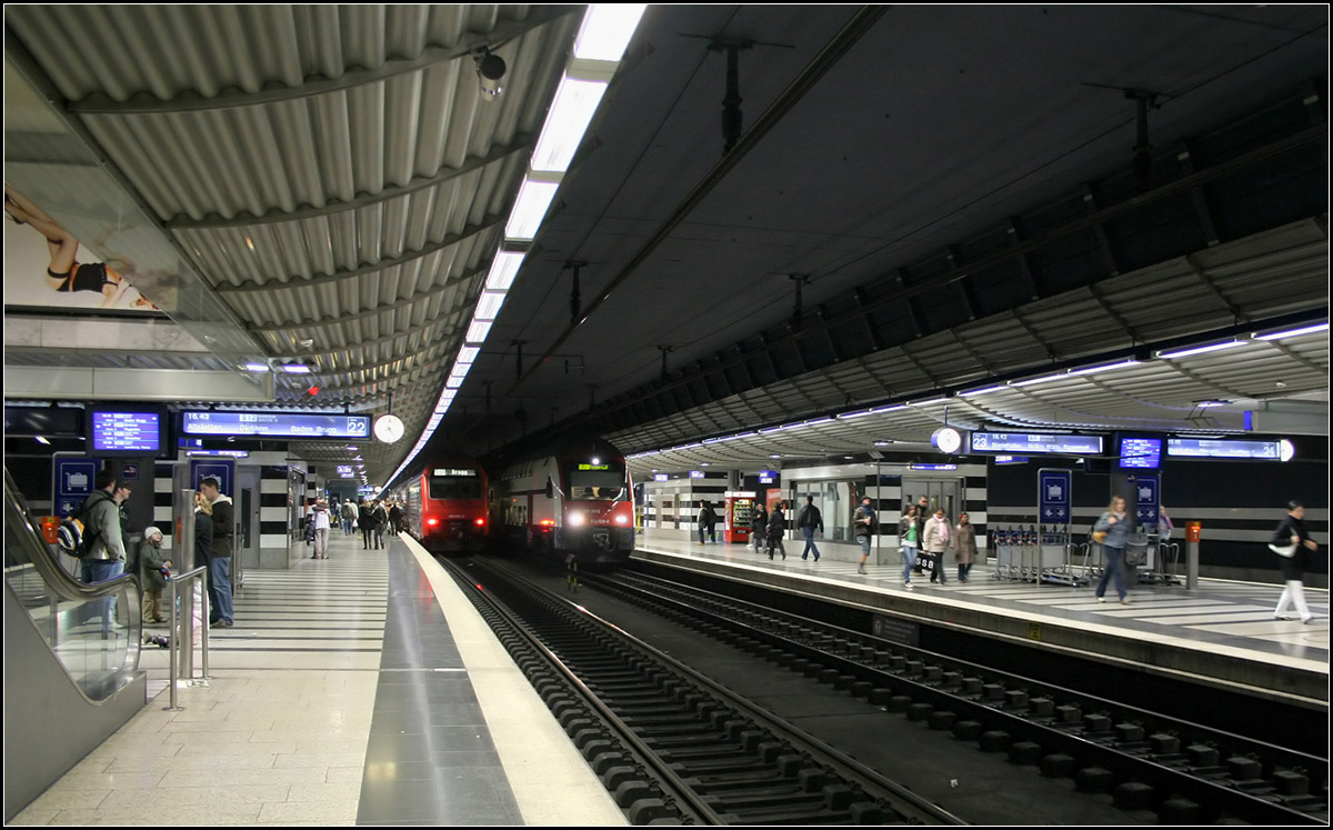 Im Züricher Hauptbahnhof-Keller -

S-Bahn-Station unter dem Züricher Hauptbahnhof. Die viergleisige Station, die auch Bahnhof Museumstraße gennant wird, zusammen mit dem Hirschgrabentunnel zum Bahnhof Stadelhofen in Betrieb. Zur Zeit ist ein weiterer unterirdischer S-Bahnhof am Züricher Hbf in Bau. Der neue Bahnhof Löwenstraße gehört zur zweiten Durchmesserlinie, die ab hier durch den neuen Weinbergtunnel zum Bahnhof Oerlikon geführt wird. 

09.03.2008 (M)