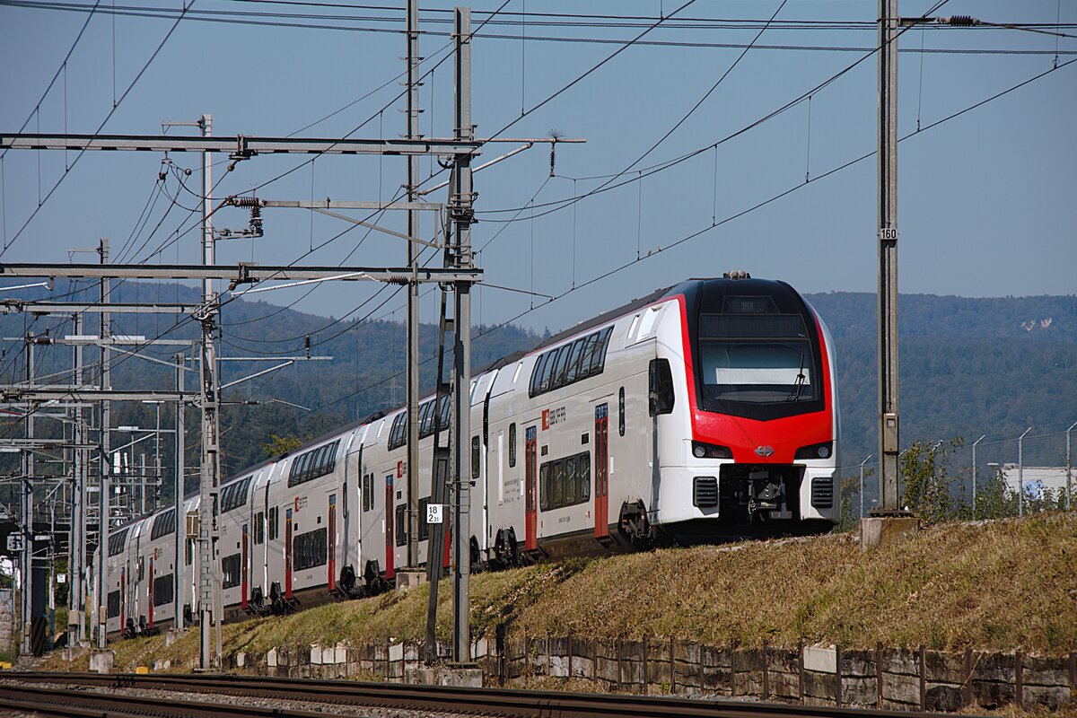 Im Zufahrtsgleis zur IKEA in Ittingen BL ist am 10.09.2023 ein 512 abgestellt.