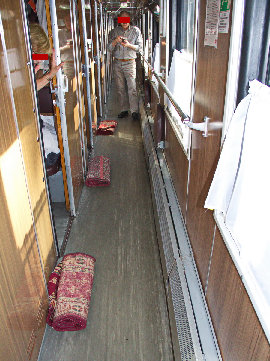Im Zug No. 44 wurde für die Touristen extra Teppiche in den Abteilen gelegt. Diese Teppiche wurden dann täglich vom Schaffner/In an einer Station ausgeschüttelt und später wieder ausgerollt. Hier das Erlebniss vom 20. September 2017 bei Amazar.