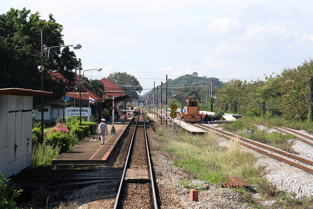 Im Zuge des 2 gleisigen Ausbaues der Southern Line wird auch die Bang Saphan Yai Station neu errichtet. - Am 08.Dezember 2023 erfolgte die Betriebsabwicklung noch über die alte Station mit dem Rest des Hausbahnsteiges und dem alten Mittelbahnsteig.