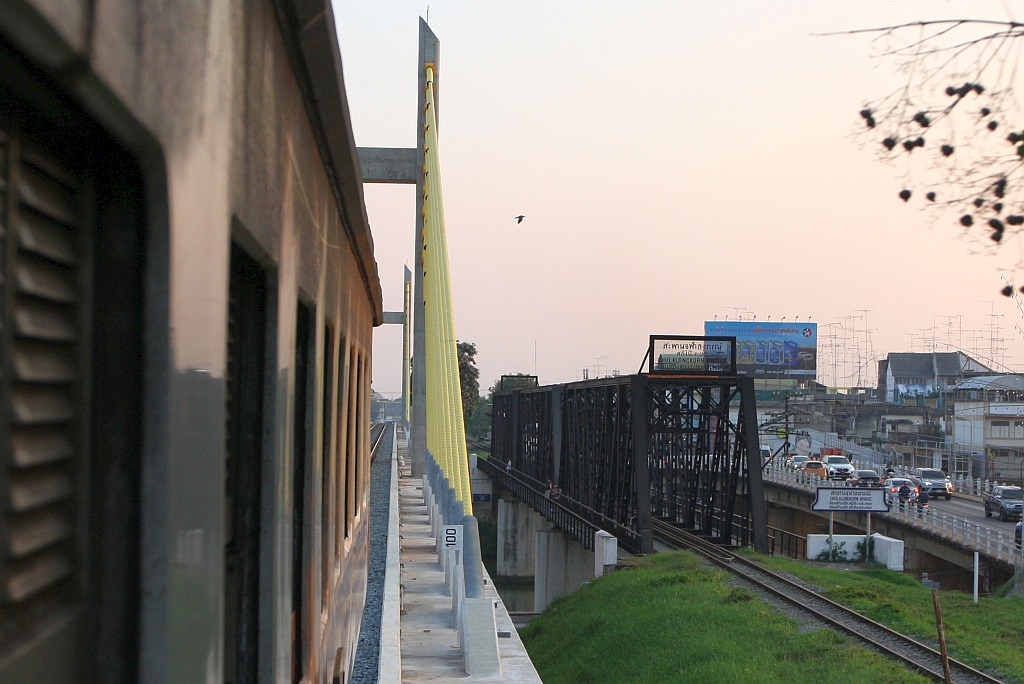 Im Zuge des 2 gleisigen Ausbau der Southern Line wurde in Ratchaburi eine zweite Eisenbahnbrücke über Mae Klong errichtet. - Am 09.Dezember 2023 fuhr der ORD 262 (Hua Hin - Hua Lamphong) über die neue Brücke. Im Bild rechts das nördlich Ende der alten Saphan Chulalongkorn.