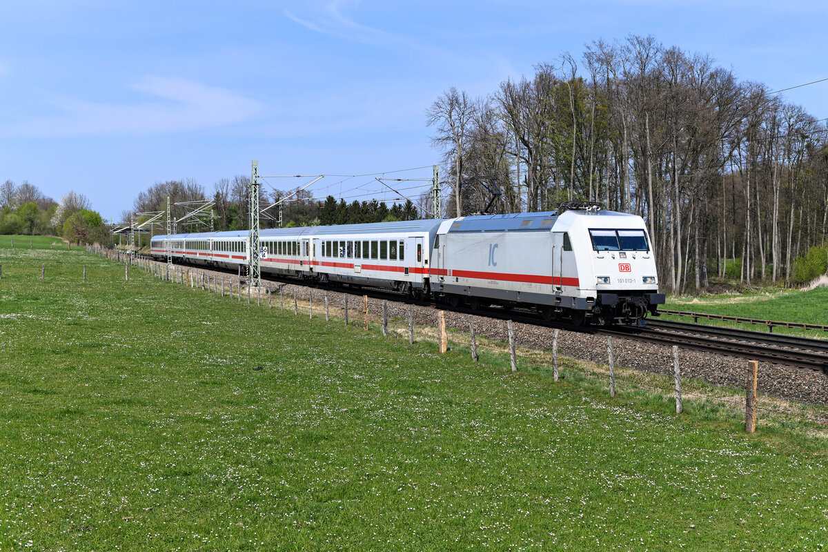 Im Zuge des Jubiläums  50 Jahre Intercity  erhielt die 101 013 als einzige Vertreterin ihrer Baureihe die aktuelle Farbgebung von DB Fernverkehr. Am 14. April 2022 bespannte sie den IC 2082  Königssee  von Hamburg Altona nach Berchtesgaden. Die Natur am Bü Vogl zeigte sich bereits frühlingshaft. 