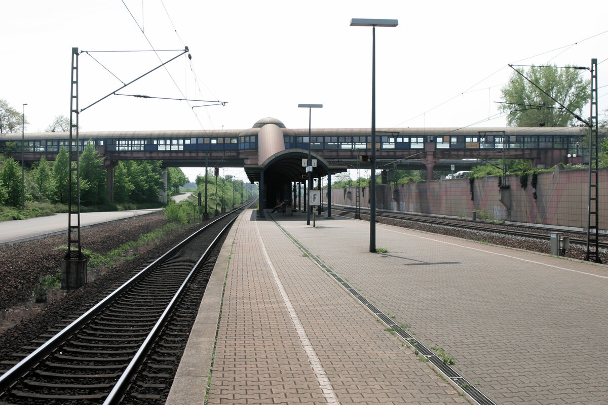 Im Zuge des Neubaus der Schnellbahnstrecke Mannheim-Stuttgart entstand in der Gemeinde Neulußheim in Baden ein neues Stationsgebäude, das in Form einer Brücke mit einem Mittelbahnsteige sowohl die Altbaustrecke Mannheim-Karlsruhe als auch die westlich davon gelegenen Gleise der Schnellbahntrasse überspannte. Die Aufnahme entstand am 05.05.2006.