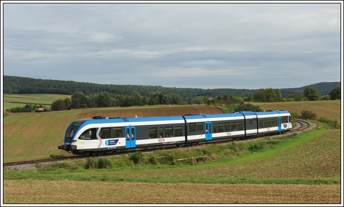 Im Zuge des Regionalbahntages 2013 in Ernstbrunn wurden am 15.9.2013 die Pendelfahrten des NEX Leiser Berge mit 5063 008 der GKB durchgefhrt. Die Aufnahme zeigt den Zug bei der Retourfahrt von Korneuburg nach Ernstbrunn als EZ 7386 kurz vor Wetzleinsdorf.

