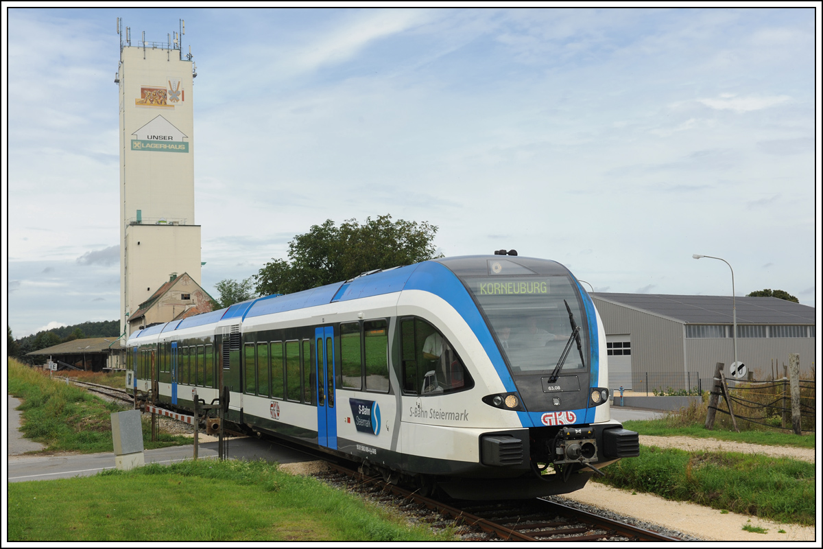 Im Zuge des Regionalbahntages 2013 in Ernstbrunn wurden am 15.9.2013 die Pendelfahrten des NEX Leiser Berge als mit 5063 008 der GKB durchgefhrt. Die Aufnahme zeigt den Zug bei der Hinfahrt nach Korneuburg bei der Ausfahrt aus Wetzleinsdorf als EZ 7383.

