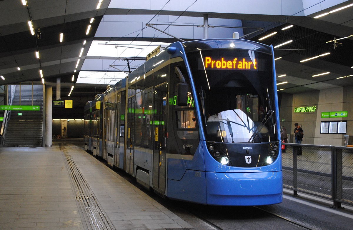 Im Zuge einer geplanten Ausschreibung für Neufahrzeuge der Straßenbahn Graz wurden mit dem Avenio 2501 der Münchner Verkehrsbetriebe (MVG) in den Abendstunden auf dem Netz der Holding Graz Linien umfangreiche Probefahrten durchgeführt. (Haltestelle Hauptbahnhof, 18.08.2020)