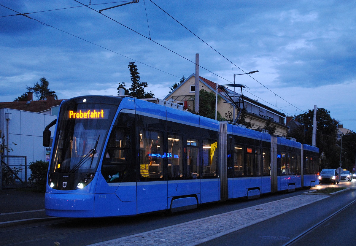 Im Zuge einer geplanten Ausschreibung für Neufahrzeuge der Straßenbahn Graz wurden mit dem Avenio 2501 der Münchner Verkehrsbetriebe (MVG) in den Abendstunden auf dem Netz der Holding Graz Linien umfangreiche Probefahrten durchgeführt. (Haltestelle Franz Steiner Gasse, 18.08.2020)