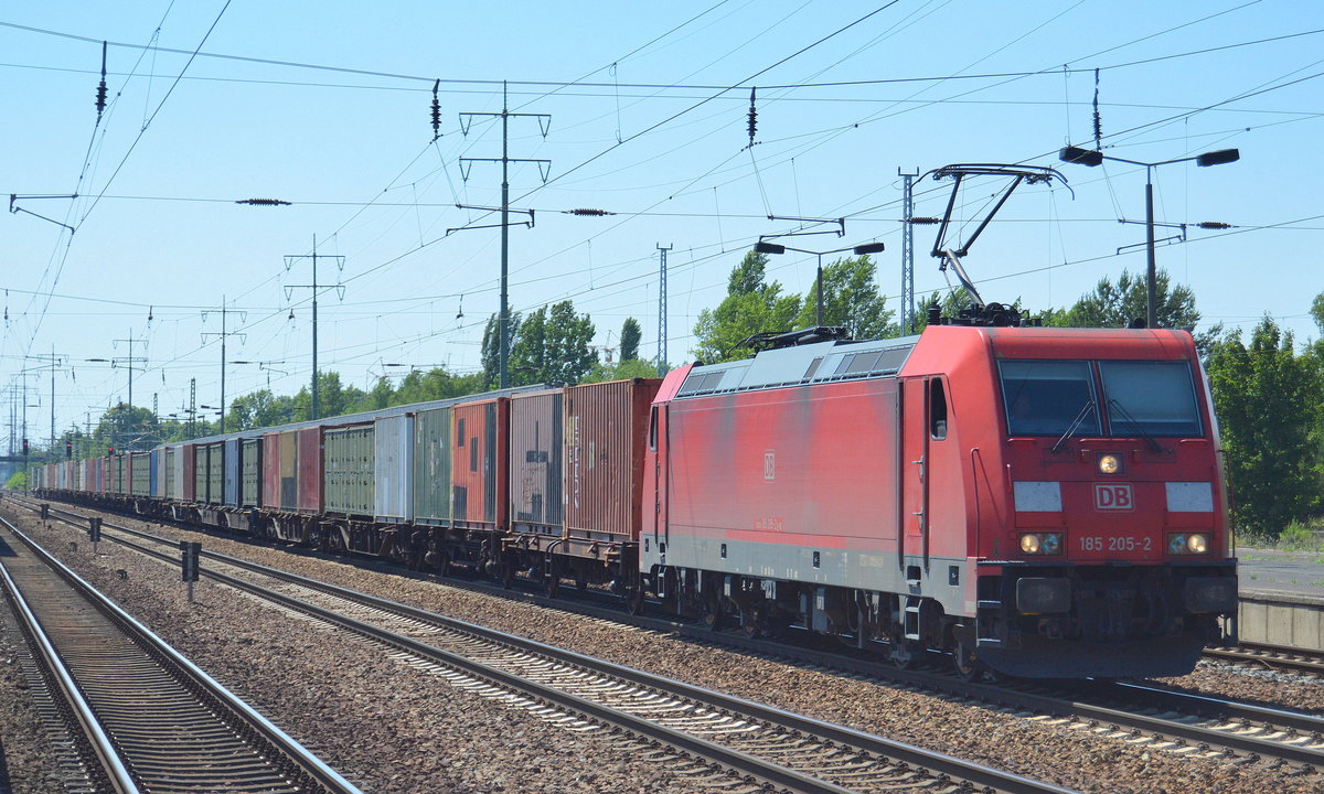 Im Zuge der US-amerikanischen Truppenverlegungen an die nordöstliche NATO-Grenze fuhr 185 205-2 einen Militärtransportzug der etwas anderen Art, nämlich Versorgungs- und Ausrüstungscontainer einer US-amerikanischen Einheit Richtung Frankfurt/Oder am 29.05.18 Bf. Flughafen Berlin-Schönefeld. 