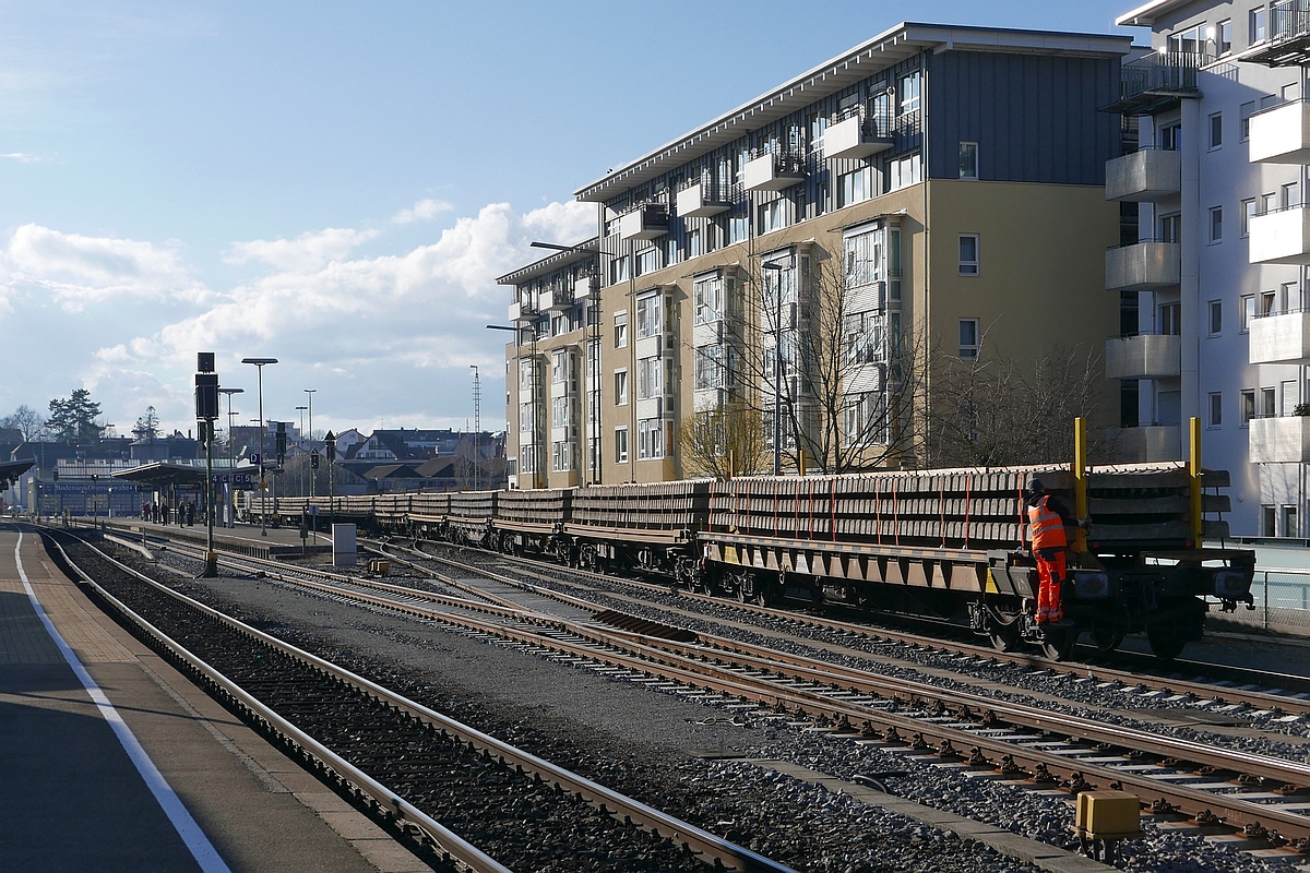 Im Zusammenhang mit Gleisbauarbeiten zwischen Friedrichshafen und Kressbronn rangiert am 16.03.2018 die 277 031-1 der Schweerbau GmbH zehn beladene Schwellenwagen im Bahnhof von Friedrichshafen.