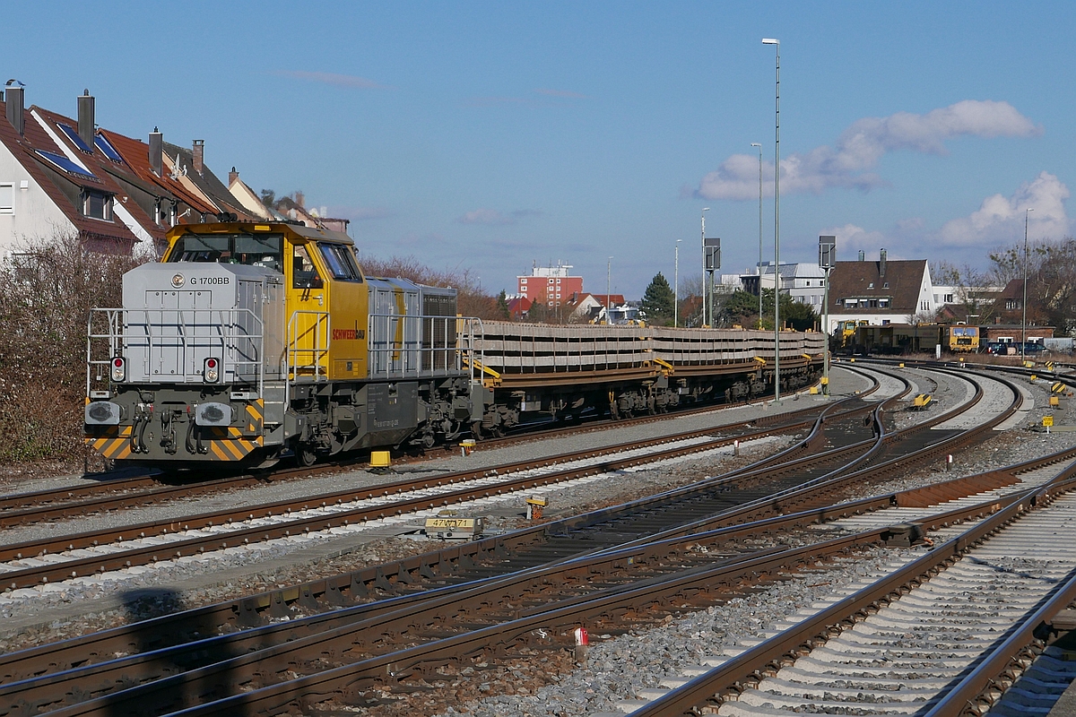 Im Zusammenhang mit Gleisbauarbeiten zwischen Friedrichshafen und Kressbronn rangiert am 16.03.2018 die 277 031-1 der Schweerbau GmbH zehn beladene Schwellenwagen im Bahnhof von Friedrichshafen.