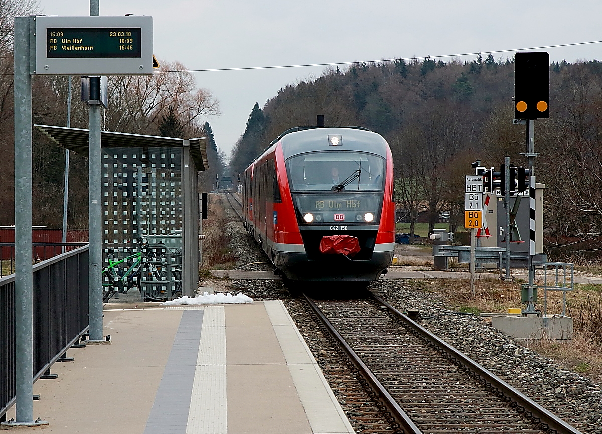 Im Zusammenhang mit der Reaktivierung des Personenverkehrs auf der Strecke Senden - Weißenhorn wurde der Haltepunkt Wullenstätten etwas weiter nach Osten verlegt. Am 23.03.2018 trifft 542 158 auf dem Weg nach Ulm dort ein.