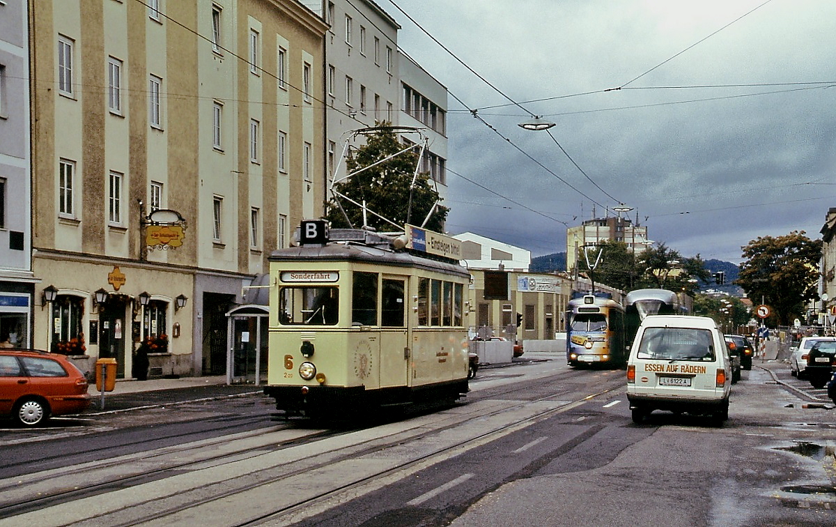 Im Zusammenhang mit der Verlegung der Straßenbahn in einen Tunnel unter dem Linzer  Hauptbahnhof, verschwand auch die oberirdische Strecke in der nördlichen Wiener Straße. Im Frühherbst 2003 ist hier noch der historische Tw 6 unterwegs. Bis 1974 verkehrten in Linz Buchstabenlinien, die  B  war die Bahnhofslinie (Urfahr - Hauptbahnhof).
