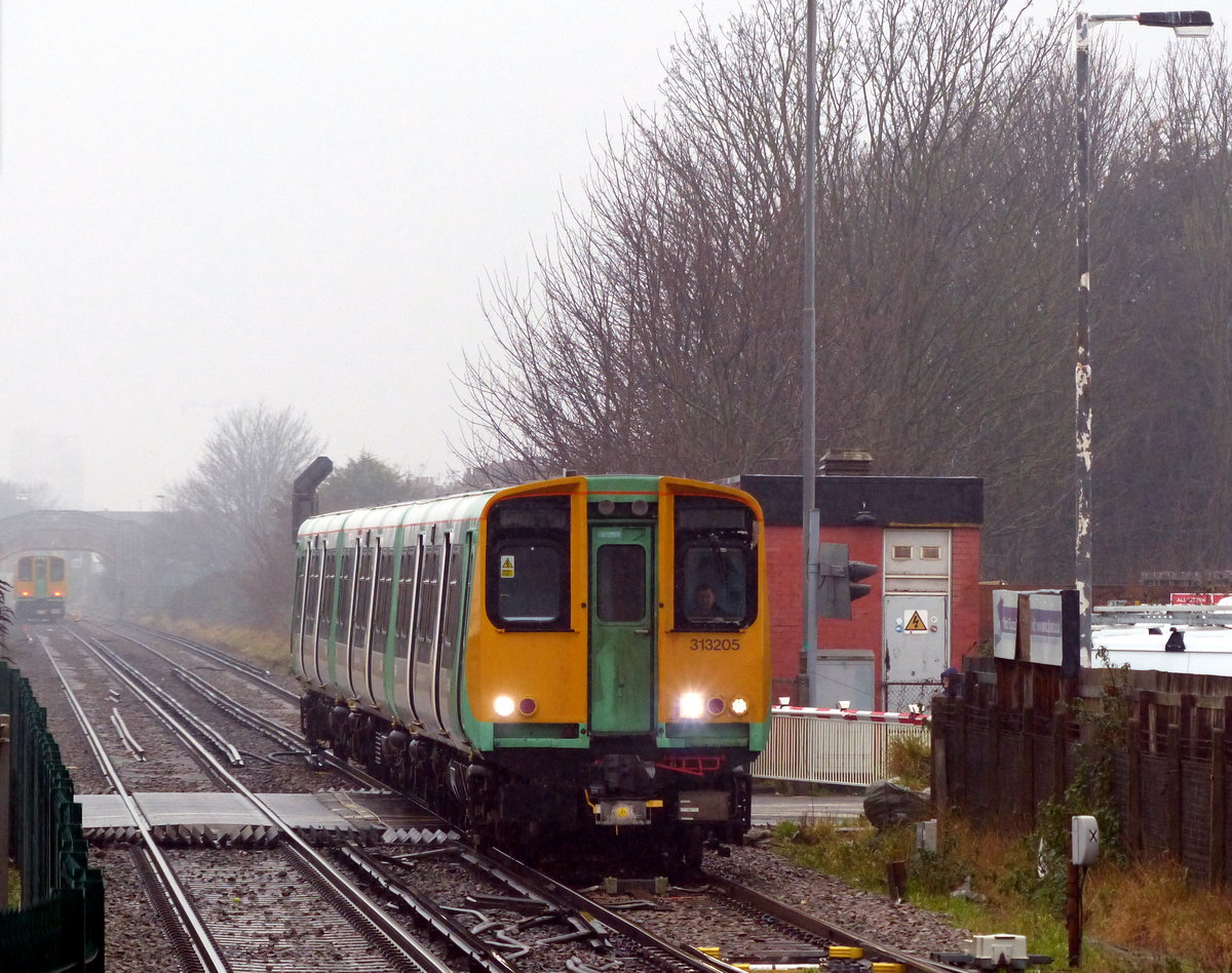 Immer an der Kste entlang, aber ohne Meerblick verluft die Strecke zwischen Brighton und Littlehampton. Im kleinen rtchen Worthing begegnete mir 313205 der Southern Railway auf der Fahrt in Richtung Brighton. 1.2.2017