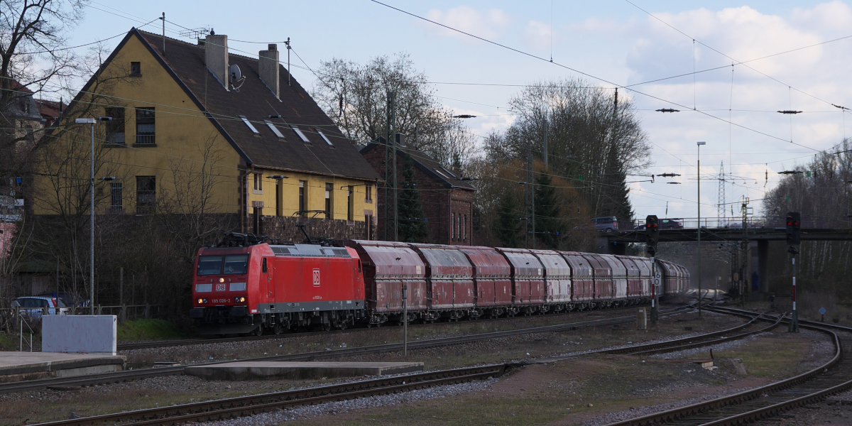 Immer an der Saar entlang.....so ist der Laufweg des werktäglichen Kalkzuges von Auersmacher zur Dillinger Hütte.
Die Verladestelle des Kalk liegt direkt an der Saar, an der Strecke Saarbrücken - Saargemünd.
Aus Auersmacher kommend durchfährt dann der Kalkzug den Hauptbahnhof Saarbrücken, um dann auf die eigentliche Saarstrecke einzufahren.
Zuglok 185 026-2 - Bahnstrecke 3230 Saarbrücken - Karthaus in Bous Saar am 04.03.2014