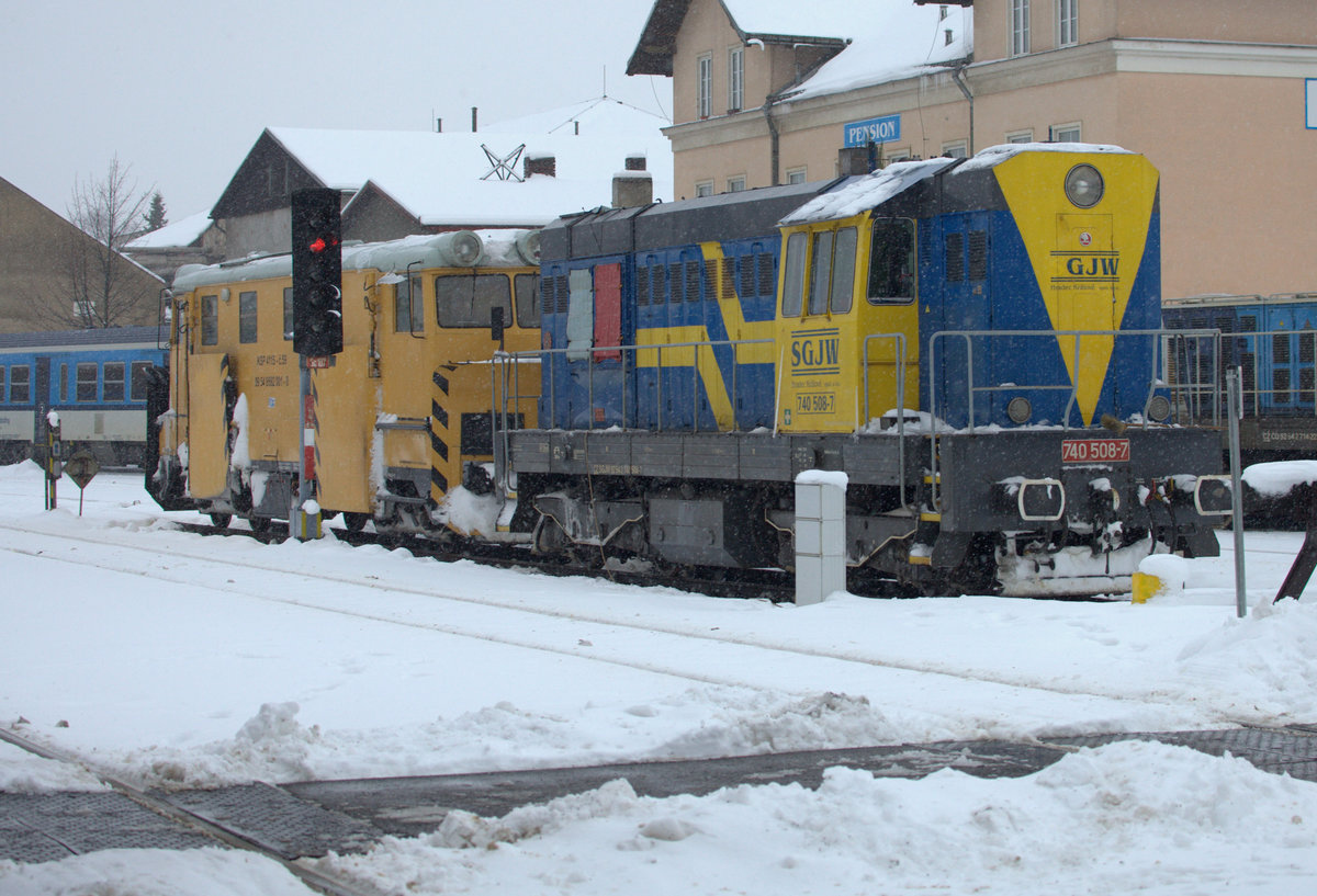 Immer einsatzbereit, der Schneepflug. Als Schublok fungiert 740 508-7 in Liberec.
12.01.2019  09:48 Uhr.