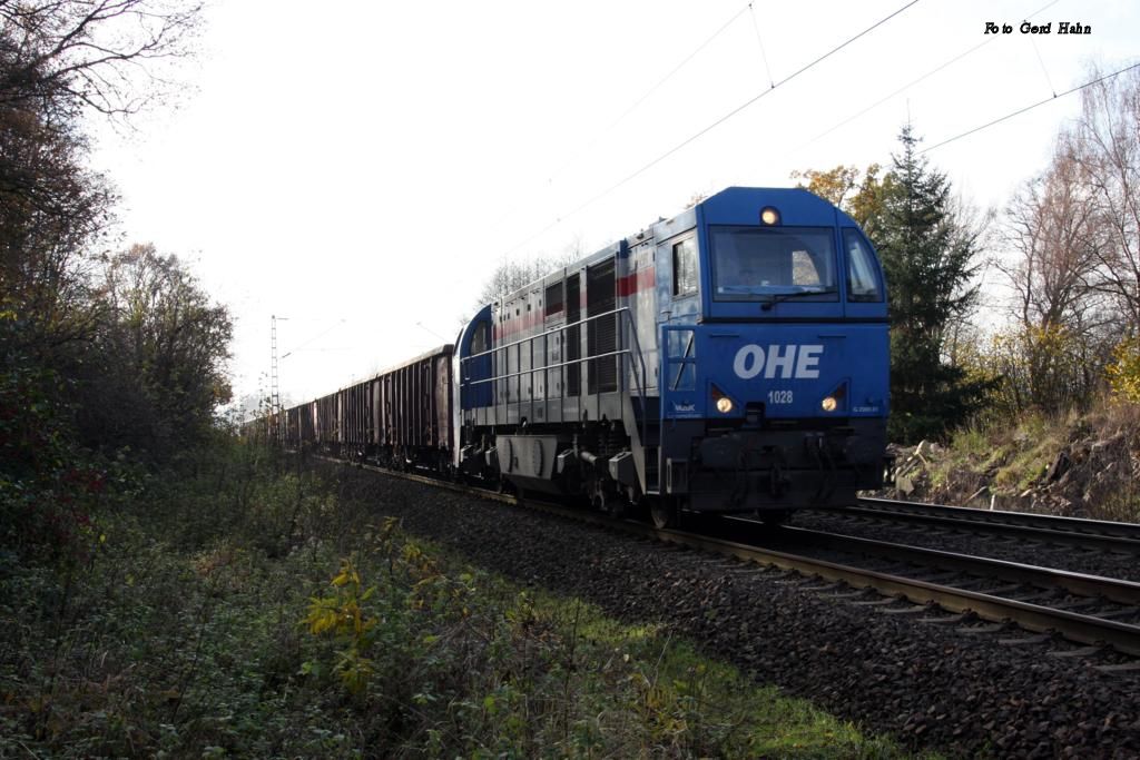 Immer freitags befördert die OHE einen Schrottzug vom Ruhrgebiet zum Stahlwerk in Georgsmarienhütte! OHE 1028 erreicht hier gerade am 21.11.2014 um 12.56 Uhr den Ortsrand von Hasbergen und ist in Richtung Georgsmarienhütte unterwegs.