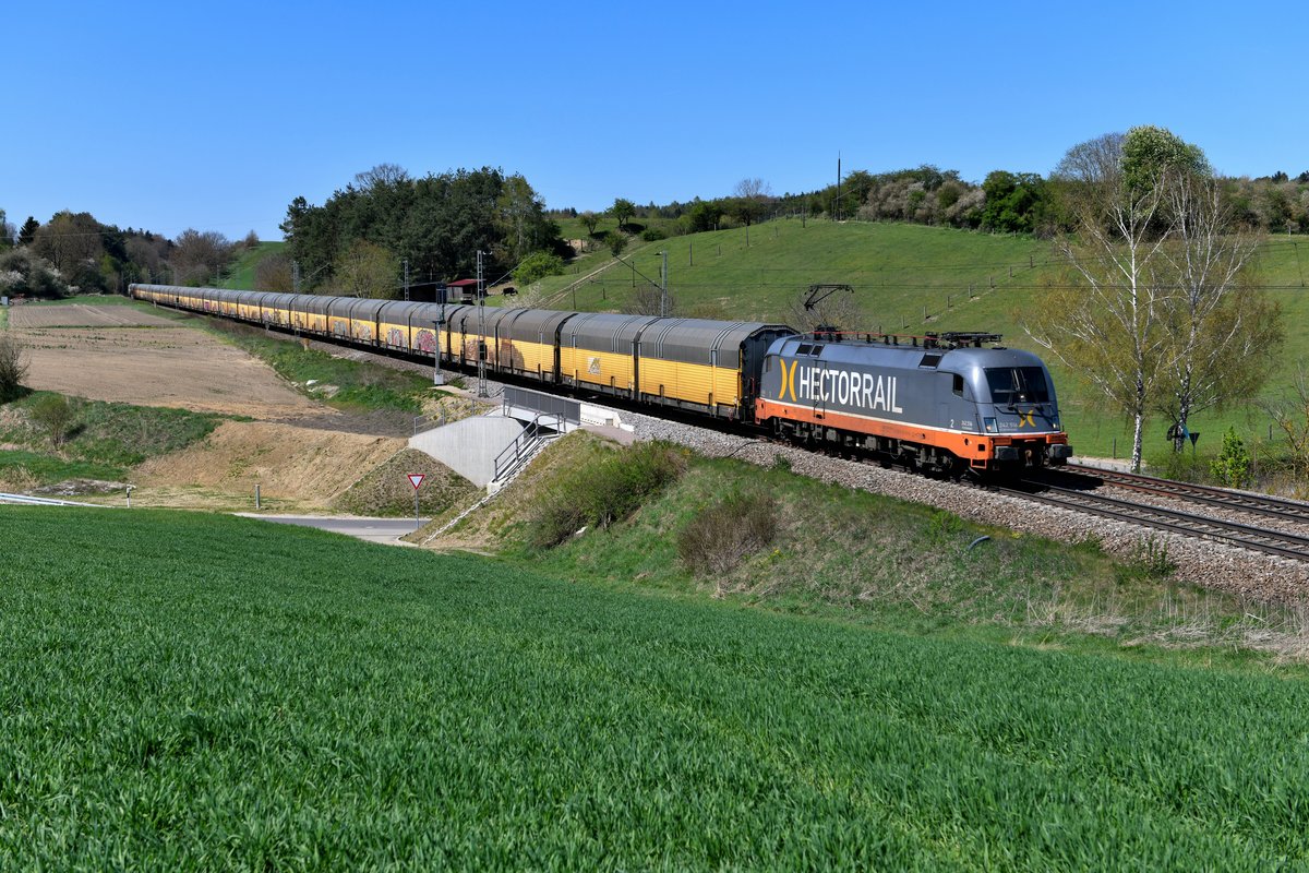 Immer gerne von mir fotografiert: Der DGS 69381 von Bremen Rbf. nach München Milbertshofen. Dieser Neuwagentransport wird nämlich häufig von Loks des schwedischen Unternehmens Hectorrail traktioniert. Am 19. April 2019 konnte ich 242.516 mit einer  gelben Wand  in der Geraden bei Fahlenbach aufnehmen. 