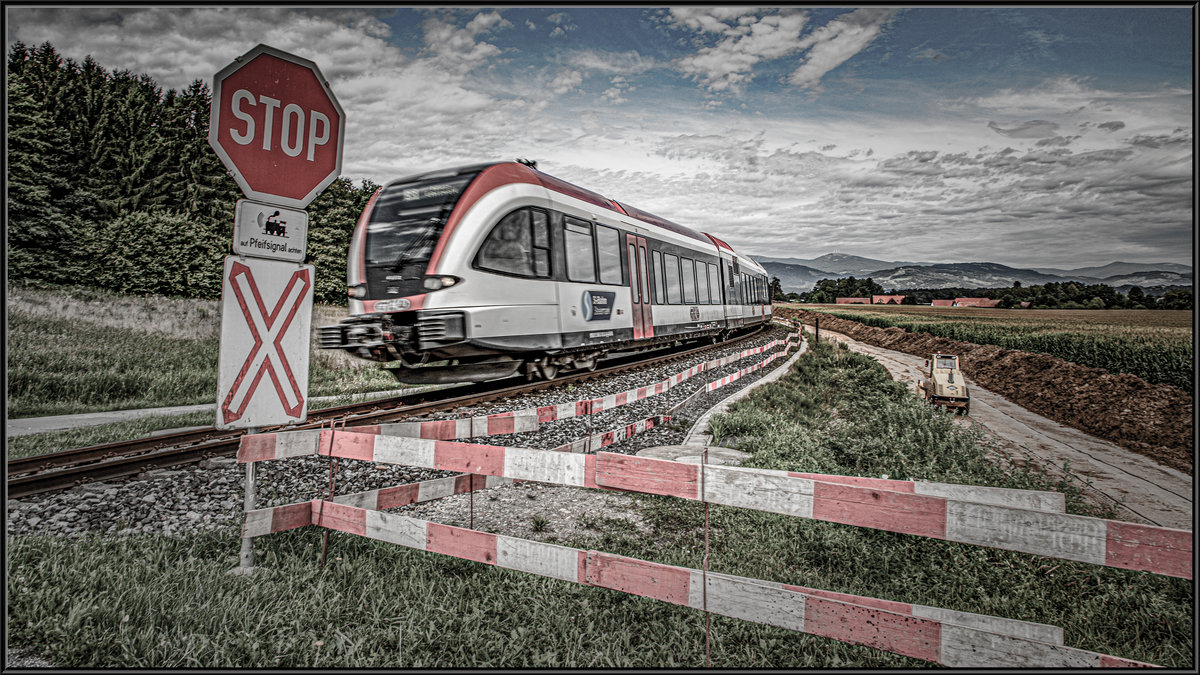 Immer mehr Bahnübergänge werden aufwendig mit Technischen  Sicherungsanlagen ausgestattet . 
Hier in Dietmannsdorf ( Welsberg ) wird ein Bahnübergang schlichtweg umfahren , somit wird das  Stopschild ,dem ohnehin die meisten Autofahrer keine Bedeutung schenken fallen .
September 2019