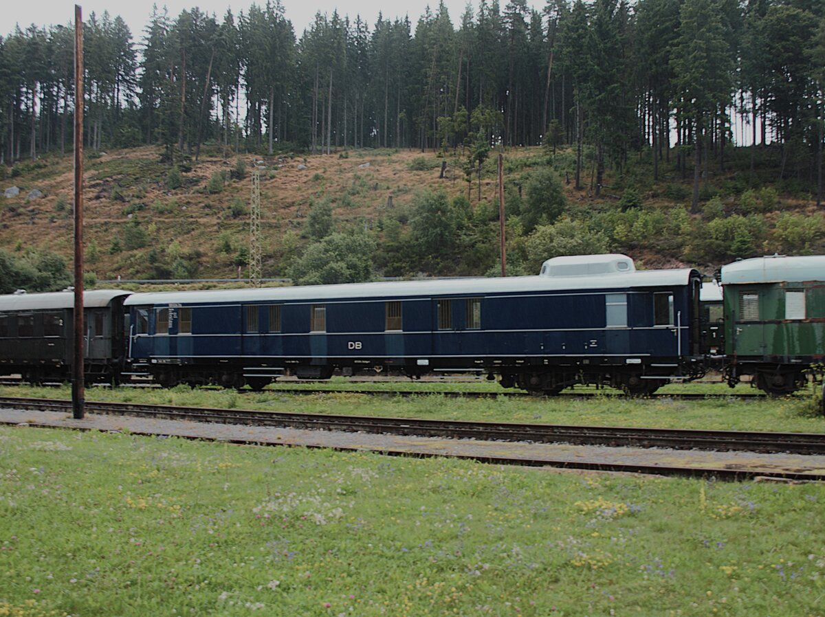 Immer mehr Fahrzeuge sind in Seebrugg abgestellt. Dieser Gepäckwagen verkehrte wohl in den 60-ern in Eilzügen.