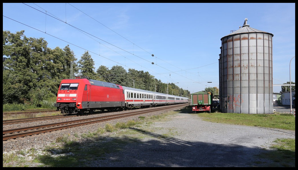 Immer mehr IC Züge auf der Rollbahn zwischen Bremen und Münster werden inzwischen mit ICE Garnituren gefahren. Am 3.10.2022 war DB 101099 mit einem IC nach Münster unterwegs und durchfährt hier um 12.55 Uhr den Bahnhof Kattenvenne.