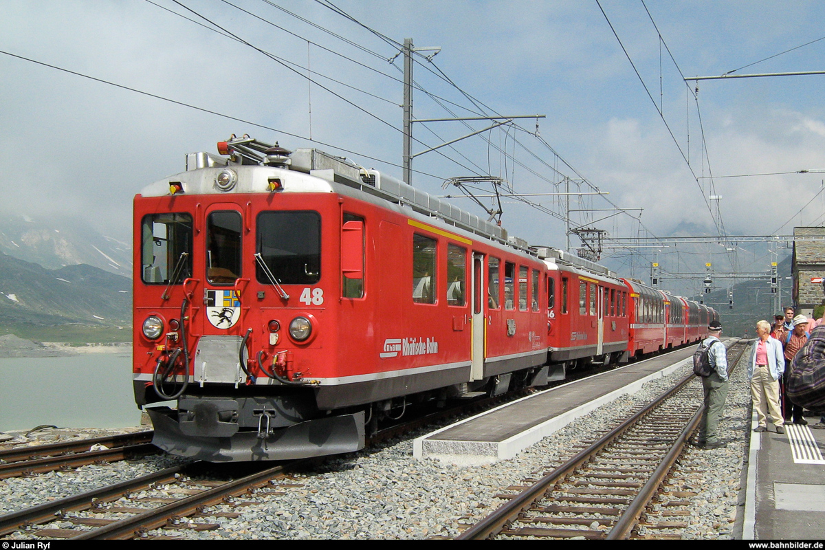 Immer noch 2009, wieder Ospizio Bernina, aber knapp 2 Monate nach dem vorherigen Bild. Am 14. Juli warten ABe 4/4 II 48 und 46 mit einem Bernina Express auf die Ausfahrt in Richtung Tirano.