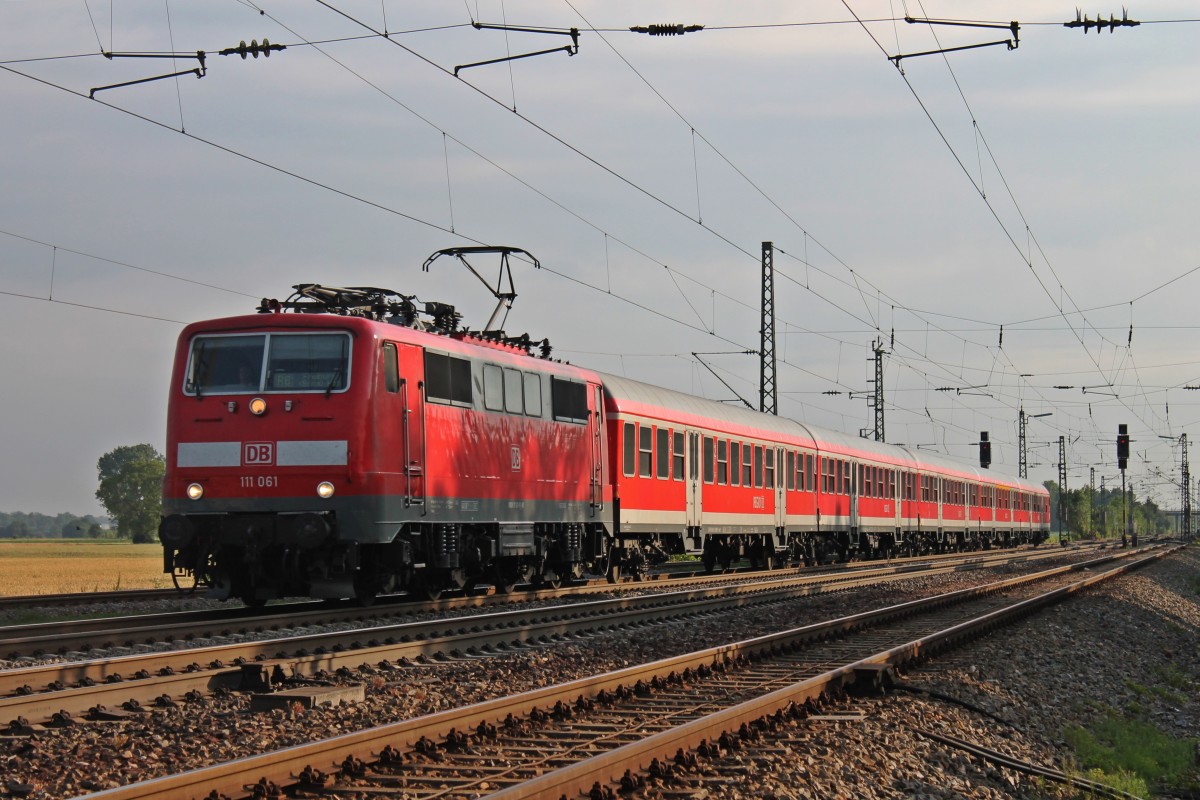 Immer noch Alltag auf der KBS 703: 111 061 am 11.07.2013 bei der Einfahrt mit der RB 26561 (Offenburg - Freiburg (Brsg) Hbf) in den Bahnhof von Orschweier.