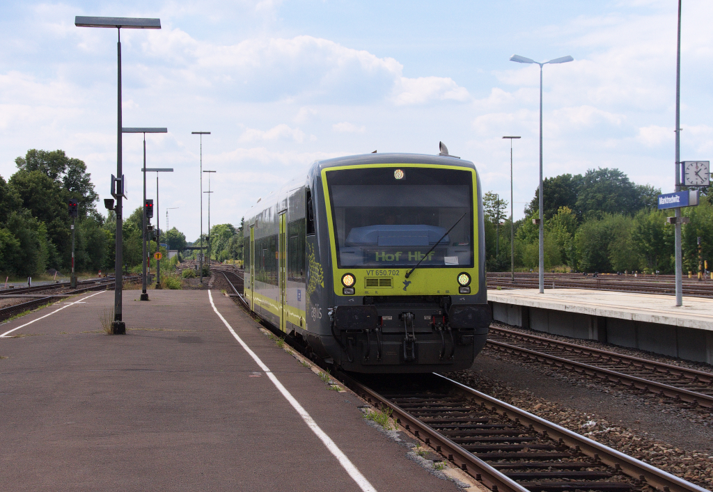 Immer noch ein bedeutender Bahnknoten ist Marktredwitz in Oberfranken, an der Grenze zur Oberpfalz.
Zwei Bahnstrecken durchlaufen den Bahnknoten, die Strecke 5903 Nrnberg - Cheb (Eger) und die Strecke 5050 Weiden - Oberkotzau (Hof).
Hier halten Zge nach Hof, nach Nrnberg, nach Bayreuth (Kirchenlaibach), nach Cheb und nach Regensburg.
Einzelne Zge verkehren nur bis Schwandorf oder Weiden in der Oberpfalz.
Agilis, die Vogtlandbahn, auch mit dem ALEX und die DB sind im Personenverkehr vertreten.
Marktredwitz ist auch ein wichtiger Umschlagpunkt im Gterverkehr, besonders ber Cheb in die Tschechische Republik. und umgekehrt.

Auf Gleis 3 hat Einfahrt ag 84843 von Kirchenlaibach nach Hof.
Am Bahnsteig sprach uns der Triebfahrzeugfhrer von VT 650.702 an, ob wir diejenigen wren, die ihn schon in Holenbrunn abgelichtet haben.
Wir bejahten die Frage und hatten in den 5 Minuten Aufenthalt des Zuges ein nettes Gesprch.

15.08.2013 Bahnstrecke 5903 Nrnberg - Cheb mit Wechsel in Marktredwitz auf die 5050 nach Oberkotzau (Hof).