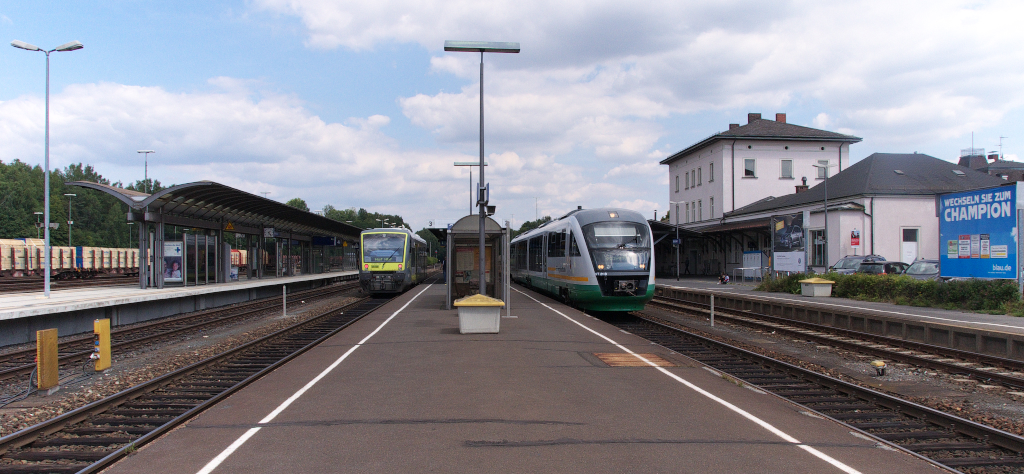 Immer noch ein bedeutender Bahnknoten ist Marktredwitz in Oberfranken, an der Grenze zur Oberpfalz.
Zwei Bahnstrecken durchlaufen den Bahnknoten, die Strecke 5903 Nrnberg - Cheb (Eger) und die Strecke 5050 Weiden - Oberkotzau (Hof).
Hier halten Zge nach Hof, nach Nrnberg, nach Bayreuth (Kirchenlaibach), nach Cheb und nach Regensburg.
Einzelne Zge verkehren nur bis Schwandorf oder Weiden in der Oberpfalz.
Agilis, die Vogtlandbahn, auch mit dem ALEX und die DB sind im Personenverkehr vertreten.
Marktredwitz ist auch ein wichtiger Umschlagpunkt im Gterverkehr, besonders ber Cheb in die Tschechische Republik. und umgekehrt.

Auf Gleis 2 VGB 81121 nach Schwandorf und auf Gleis 3 ag 84543 nach Hof.
15.08.2013