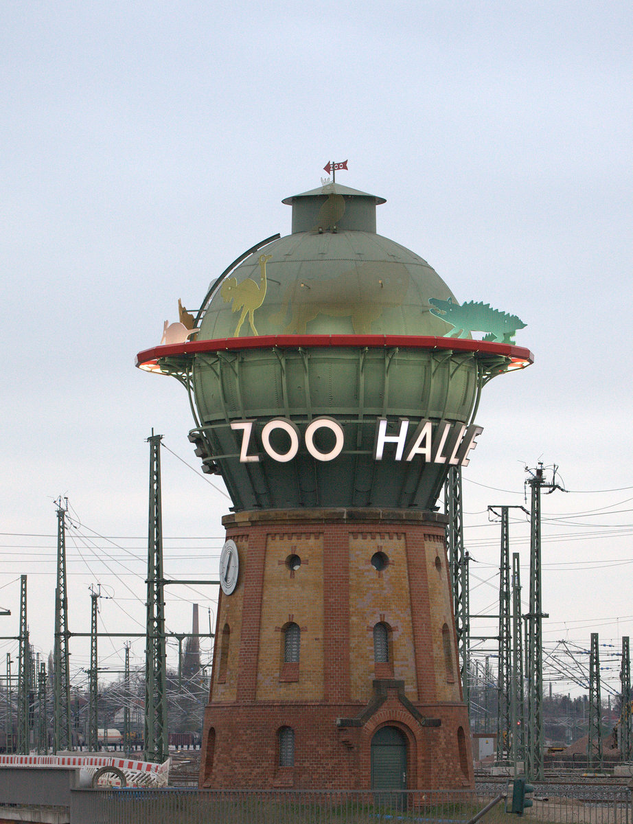 Immer noch ein Hingucker, der Wasserturm Halle(Saale) Hbf. 04.07.2017 19:30 Uhr